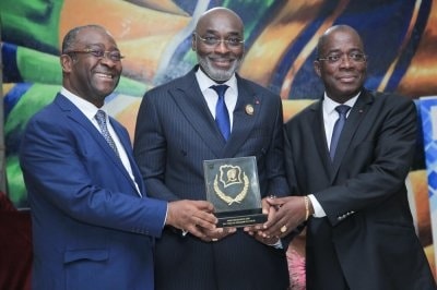 Le maire Jean-Marc Yacé présente son prix d'Excellence aux populations de Cocody 