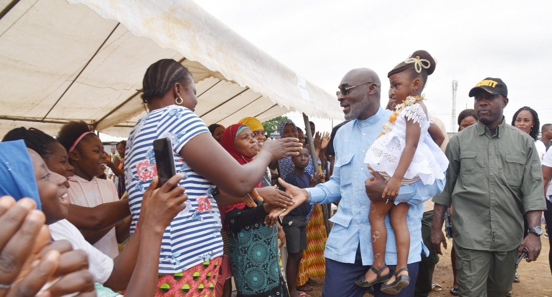 Le maire Jean-Marc Yacé inaugure un groupe scolaire et un foyer polyvalent aux 2 Plateaux les Olivie
