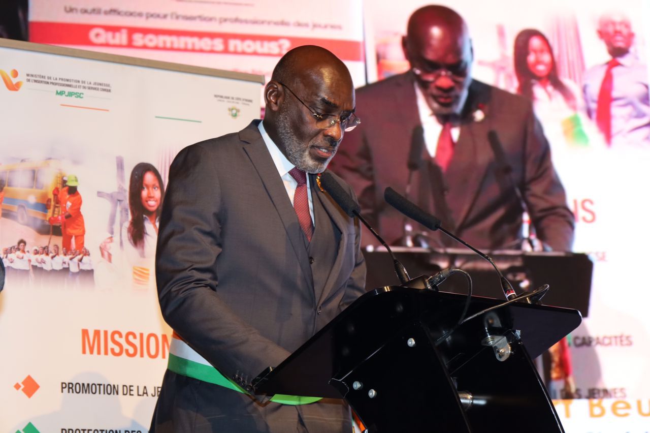 En compagnie du premier ministre, Chef du gouvernement Monsieur  Robert Beugré Mambé, de plusieurs membres du gouvernement et de l'ambassadeur de la France en Côte d'ivoire, Monsieur Jean-Christophe Belliard