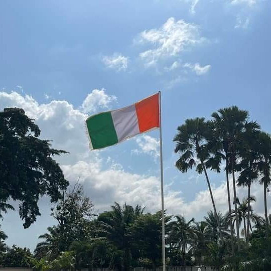 La tradition du salut aux couleurs qui se tient tous les premiers lundis du mois, a été respectée ce lundi 4 décembre 2023, à l 'Hôtel communal de Cocody.
