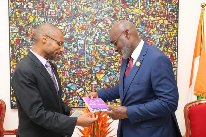  le maire Jean-Marc YACÉ a reçu la visite de l'ambassadeur du Canada en Côte d'Ivoire, M. Anderson Blanc, à l´hôtel communal - photo 1