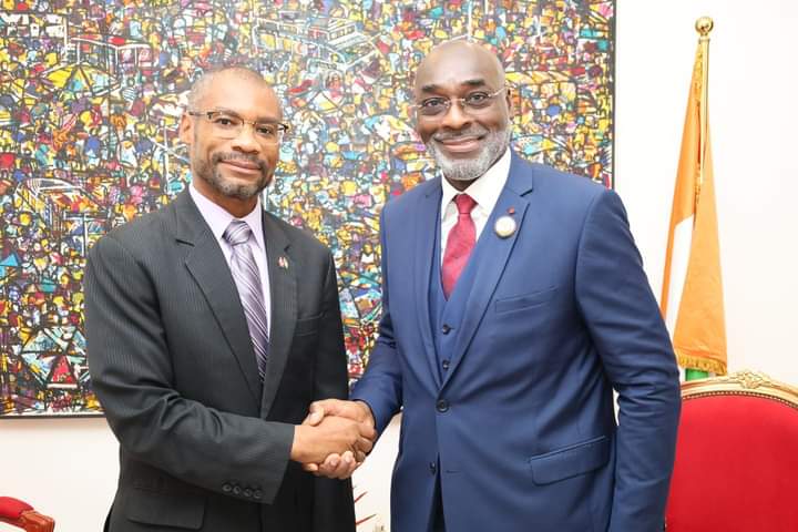  le maire Jean-Marc YACÉ a reçu la visite de l'ambassadeur du Canada en Côte d'Ivoire, M. Anderson Blanc, à l´hôtel communal