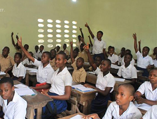Élèves en classe dans une école de Cocody