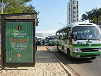 Abribus et autobus à Cocody