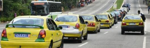 Taxis sur un boulevard de Cocody
