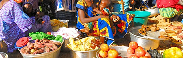 Étals de fruits et légumes sur un marché de Cocody